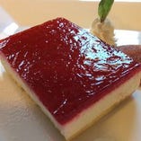 当店人気のフランボワーズのレアチーズケーキ600円(税抜)