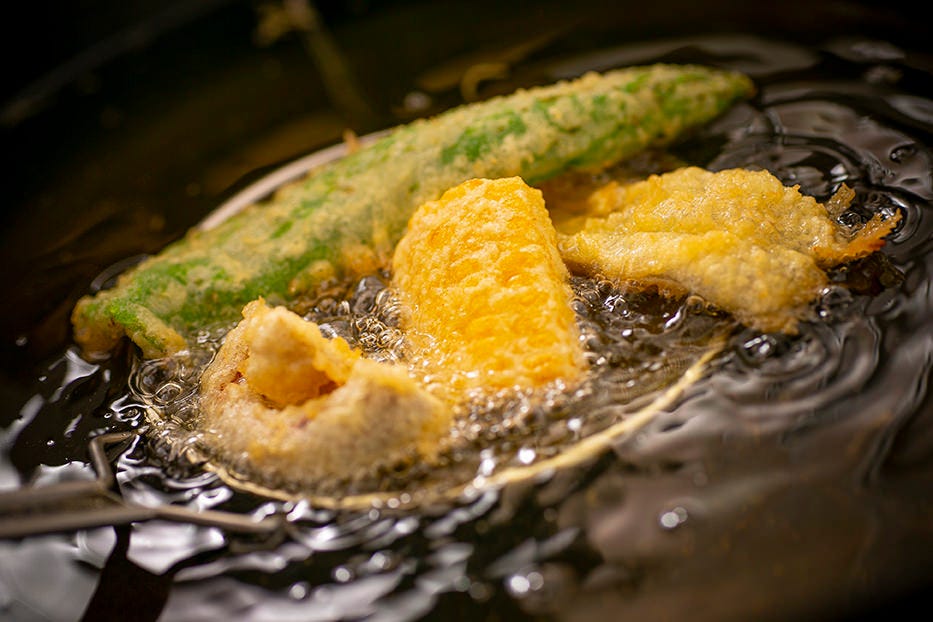 旬の食材を使った野菜や魚介の天ぷらをご賞味ください！
