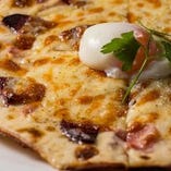 ベーコンとサラミのカルボナーラ風ピザ