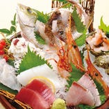 木津卸売市場で料理長が新鮮な魚介類を毎日仕入れてます