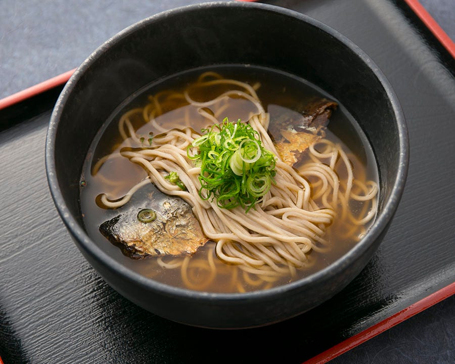 黒い丼に入った「にしんそば」