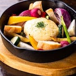 季節の彩り野菜と丸焼きカマンベールのチーズフォンデュ