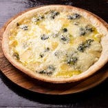 クアトロフォルマジョ（四種チーズのピザ）