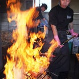 龍馬カツオタタキは、本場高知県より直送！1本釣りのカツオを四万十川流域の米ワラのみを使った完全ワラ焼きで仕上げました