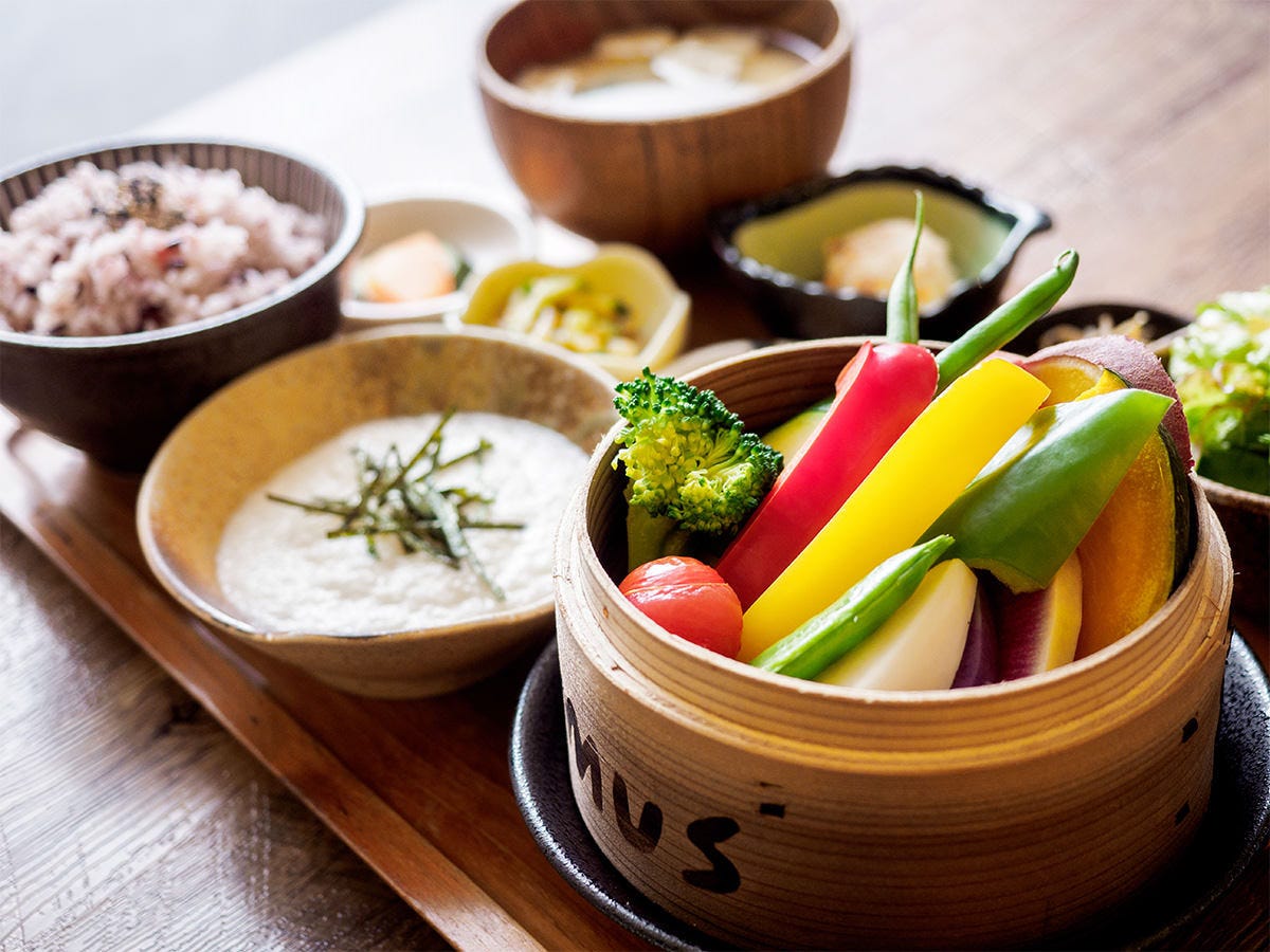 木のトレイにのせられた蒸し野菜ランチ