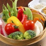 『旬の野菜のせいろ蒸し』　10～12種類の旬の野菜を宝石箱のようにセイロに詰め込みました！！