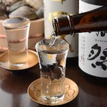【美酒銘酒に酔いしれる】
クラフトビール以外に日本酒もオススメ！浜焼きや刺身と相性抜群な日本酒は、常時15種程取り揃えております。また、季節限定酒や隠れた銘酒などメニューにない日本酒を仕入れることも…。色々とお試しになり、料理×日本酒の好みの組み合わせを見つけてください。