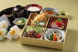 松花堂弁当
和食の定番を少しずつ楽しめる人気のお弁当です。