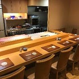 目の前で熟練寿司職人の手さばきを堪能できるカウンター席