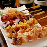 名古屋コーチンもも肉も堪能できる「焼鳥おまかせ6種の盛り合わせ」