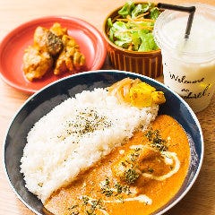 マイルドな辛さがクセになる人気メニュー『バターチキンカレー』