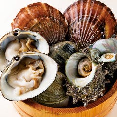 磯丸水産 河原町三条店_◆活貝盛り合わせ ＜大盛り＞
白蛤（ホンビノス貝） 2個、帆立 2個、サザエ 2個、ホッキ貝 1個と新鮮な活貝をたっぷり楽しめるおすすめメニュー！