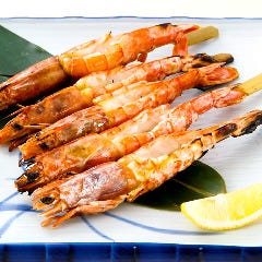 磯丸水産 河原町三条店_◆赤海老の串焼き
赤海老を一尾丸ごと焼き上げました！海老の旨味や甘みに香ばしい香りがまとったお酒のおつまみにぴったりの一品♪お好みでレモンをキュッと絞ってどうぞ！