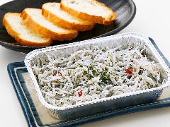 磯丸水産 河原町三条店_しらすアヒージョ（バケット付き）