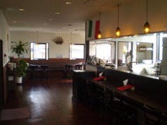 お昼は、日差しが入る明るい店内
