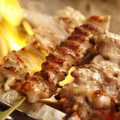 熟練技で旨味閉じ込める！ふくの鳥の焼き鳥