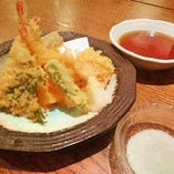 青山がらり自慢の天ぷらです！お蕎麦と一緒にどうぞ！