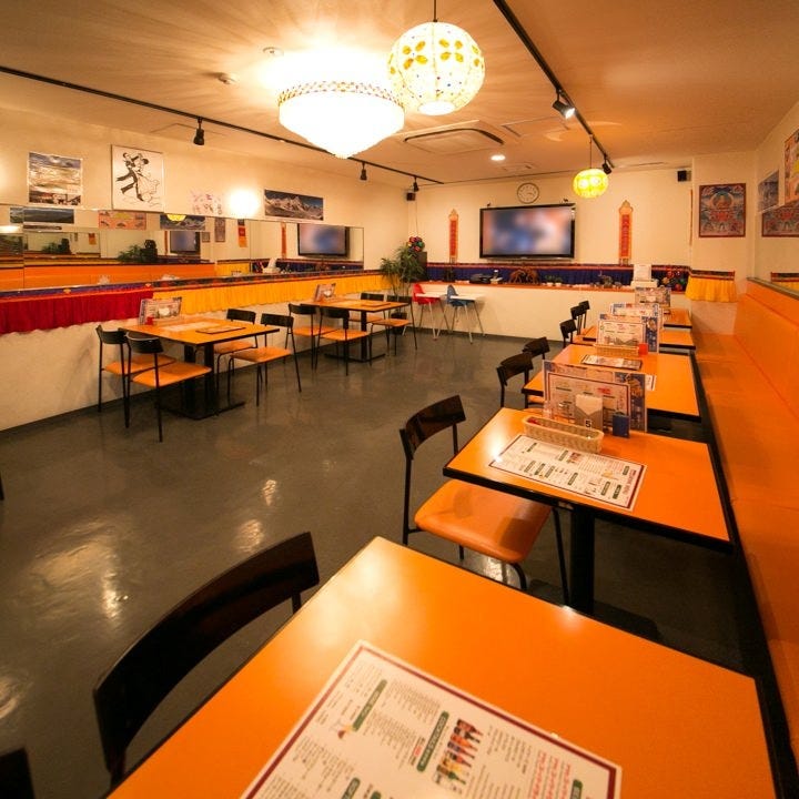 インドカレー SARINA 横須賀中央店 のテーブル席が並んでいる