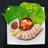 【ポッサム】茹でた豚肉を甘辛ダレで。韓国の定番メニュー