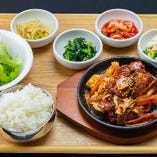 メインはスンドゥブ、プルコギ、冷麺と人気の韓国料理がズラリ♪