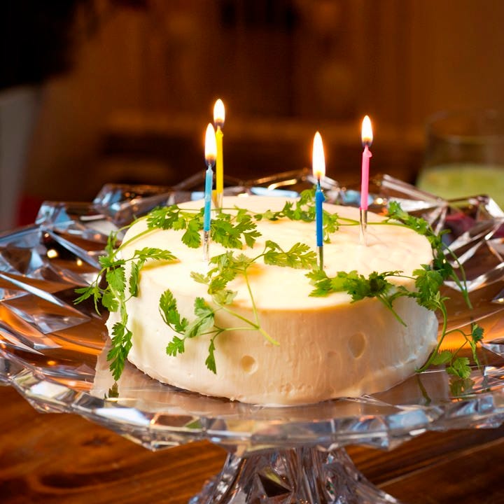 お誕生日のサプライズにおすすめ♪シェフ手作りの日替わりケーキ