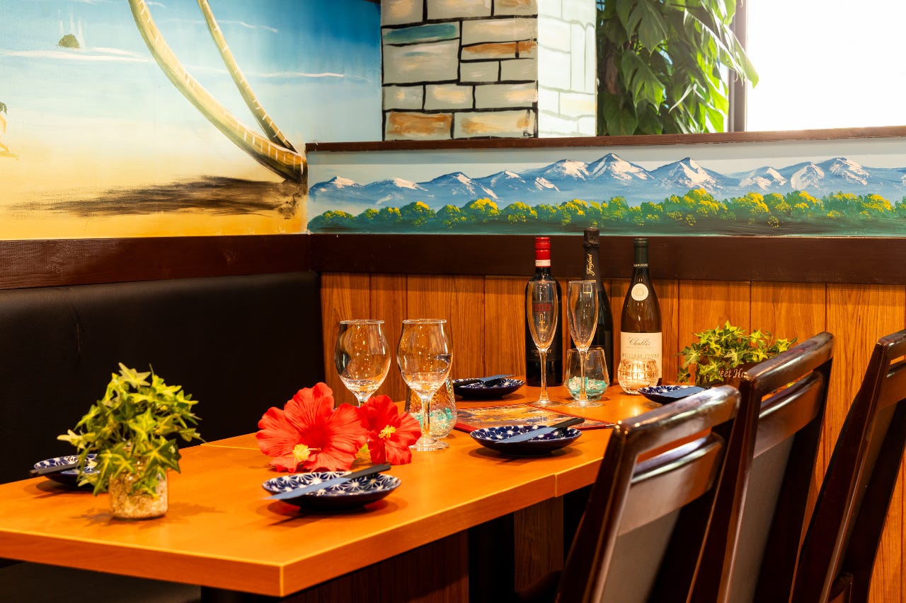 オレンジ色のハワイアンダイニングチェア