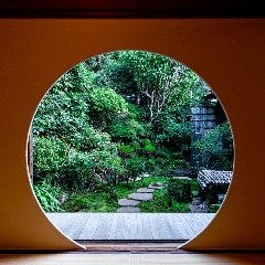 隅々まで手入れされた日本庭園を眺めながらほっと一息つけます