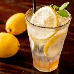 レモンをたっぷり使用した自家製レモンスカッシュは爽やかな味