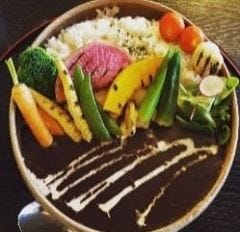 産地直送の野菜と自家養蜂の はちみつを使ったカレー
