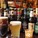 【世界のビール】
世界を知る店主が仕入れるビールは常時40種類