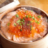 【鮭とイクラ蒸はらこ飯】
海の幸が詰まった懇心の〆料理！
