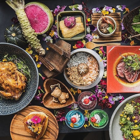 テーブルに並んだメインやデザートなどさまざまな料理