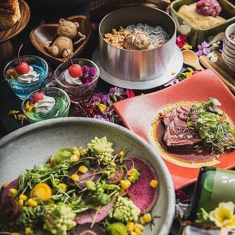 さまざまな器に盛られたごちそうビュッフェ