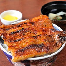 丼からはみ出る老舗の【うな丼】