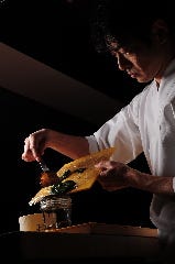 10人がゆったりと座れるカウンター席