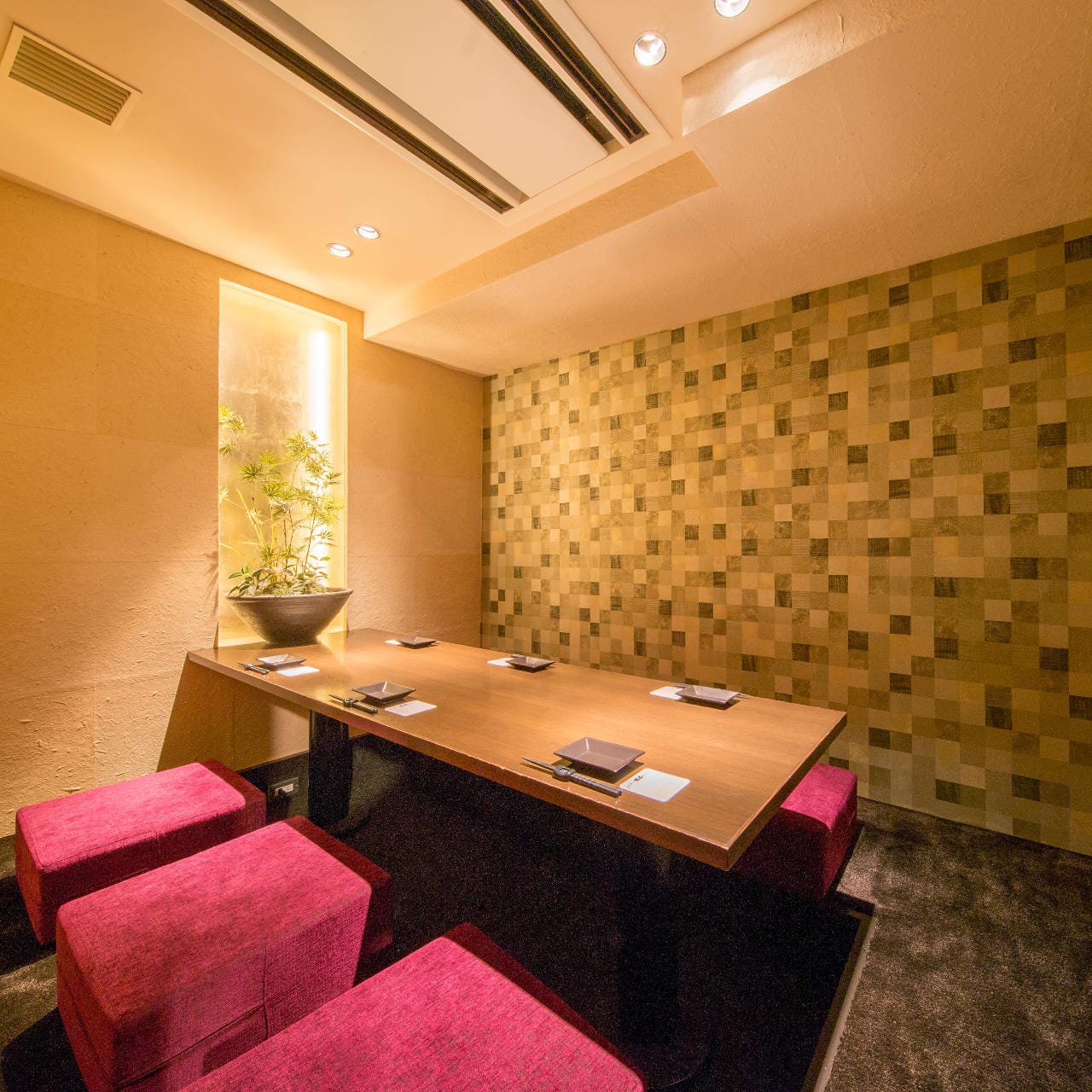 赤いソファがならんだ楽蔵うたげの内装