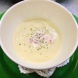 聖護院大根のポタージュ　カニ身添え