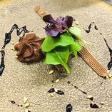 フォワグラのムース、チョコレートのソースとカカオのエスプーマソース