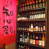お店の入り口入ってすぐのお酒棚。日本酒も焼酎もたくさん。キープも出来ますよ♪