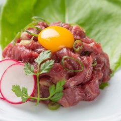 あっさりした馬肉に当店オリジナルタレの相性抜群な桜ユッケ！