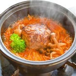 グリルハンバーグをピリ辛の韓国鍋仕立てに。熱々をどうぞ！