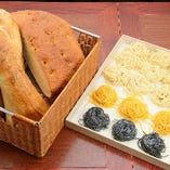 フォカッチャ（ローズマリー風味の柔らかいパン）、チャバッタ（フランスパンタイプのパン）の2種類をご用意しております。