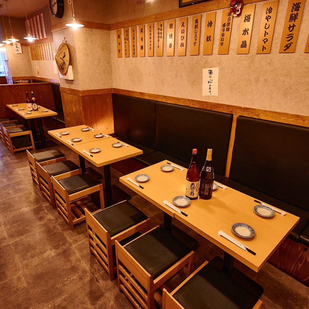 モダンな大衆居酒屋のテーブル席