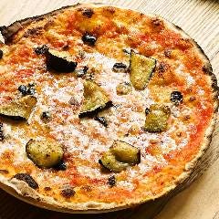 パルミジャーノと茄子、オリーブのシチリア風ピザ