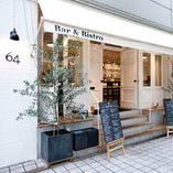 白を基調としたレトロな雰囲気漂う店内。