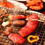 【本格炭火焼肉】
炭火で焼くからこそ溢れ出す肉の旨味を満喫！