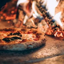 薪窯で焼く本格オリジナルピザ