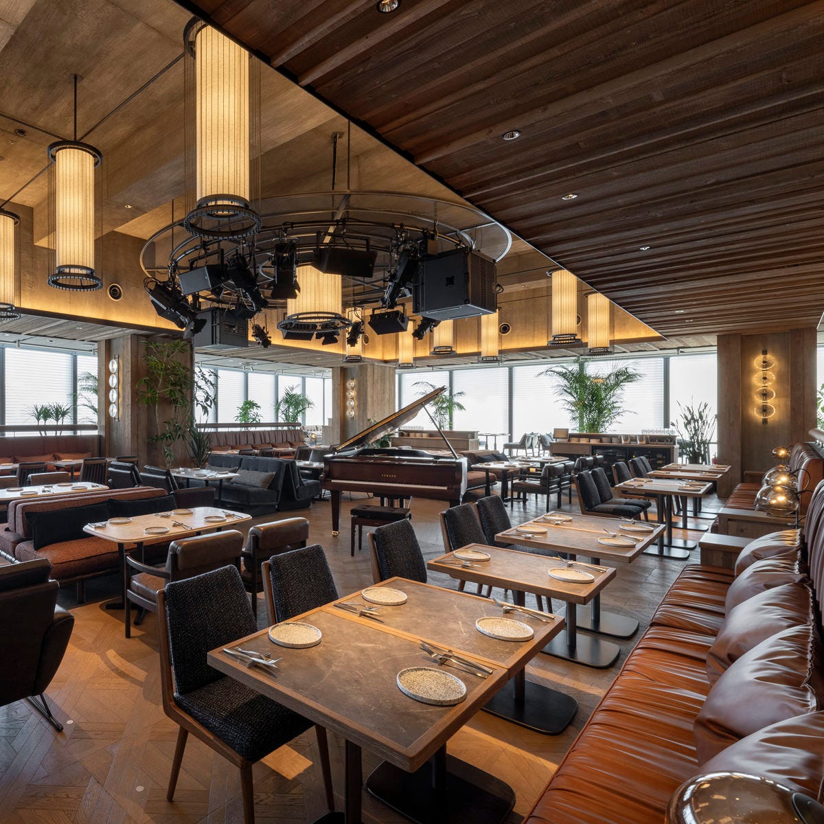 ブラウンを基調とした落ち着いた店内