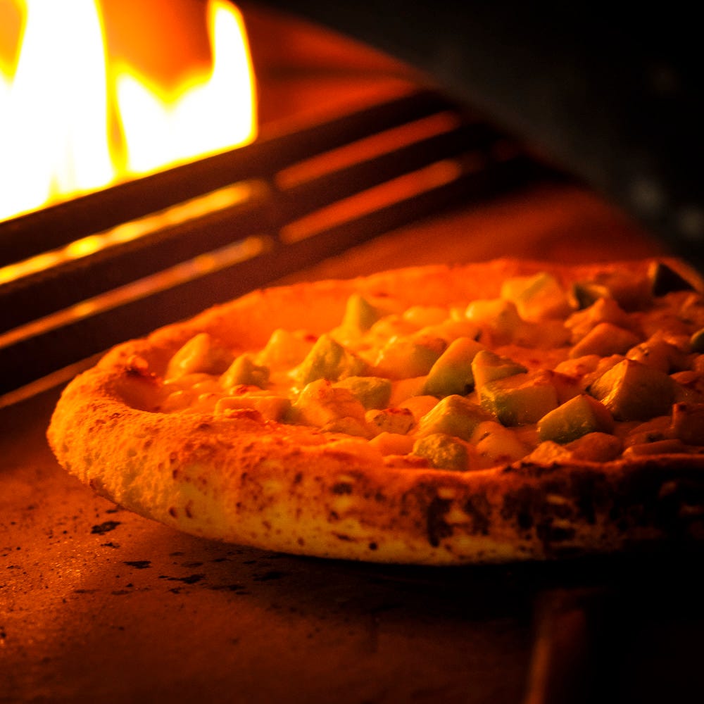 石窯で焼いて仕上げるクラフトピザは絶品です！