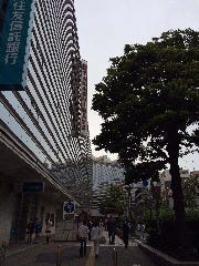 三井住友信託銀行を左に曲がり、高島屋に沿って歩いていきます。